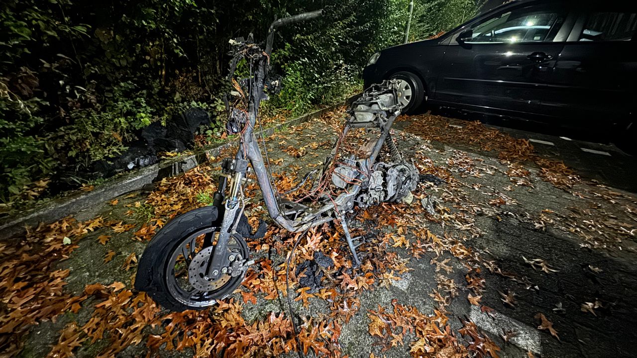 Scooter volledig uitgebrand op Leidekkersdreef in Geleen