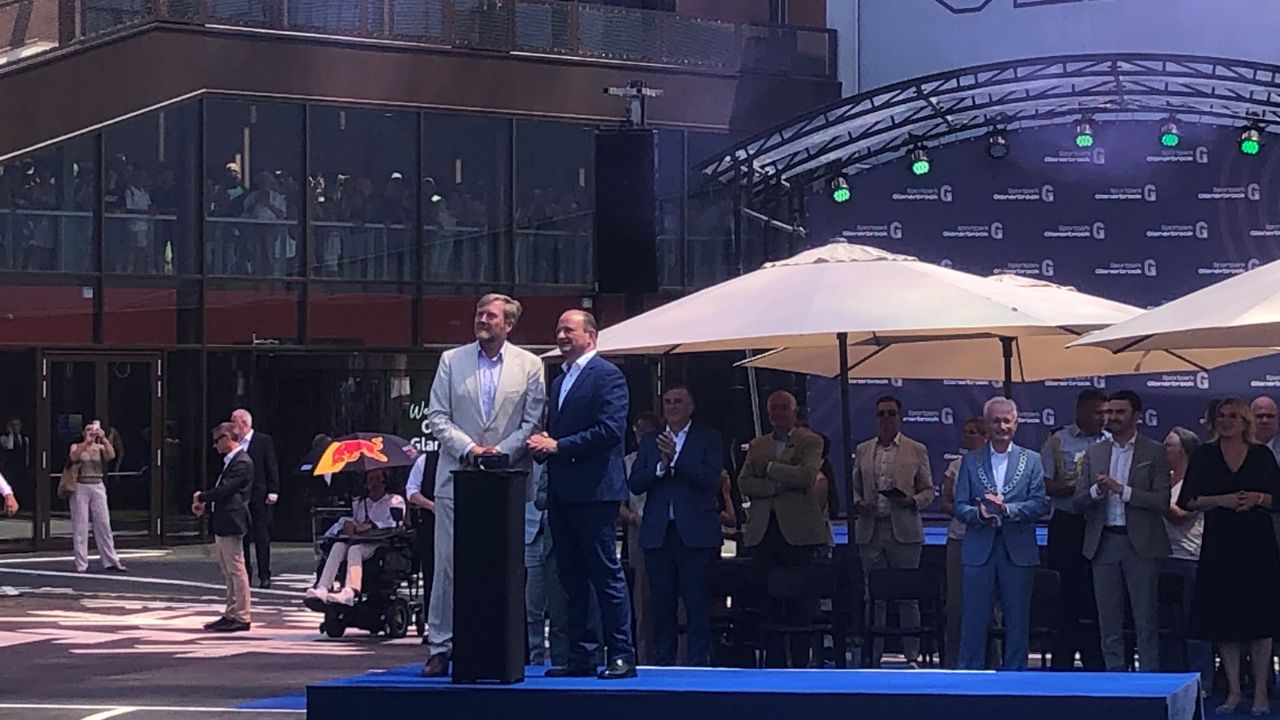 Koning Willem-Alexander opent vernieuwd sportpark Glanerbrook