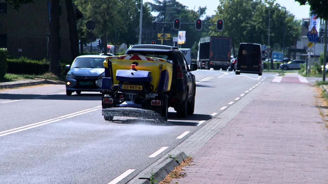 Strooiwagens de weg op tijdens hitte: niet voor gladheid, maar om asfalt te beschermen