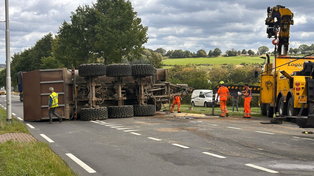 Rijksweg Gulpen afgesloten door botsing met tractor