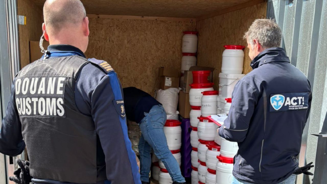 ACT! Interventieteam doorzoekt garageboxen in Vaals