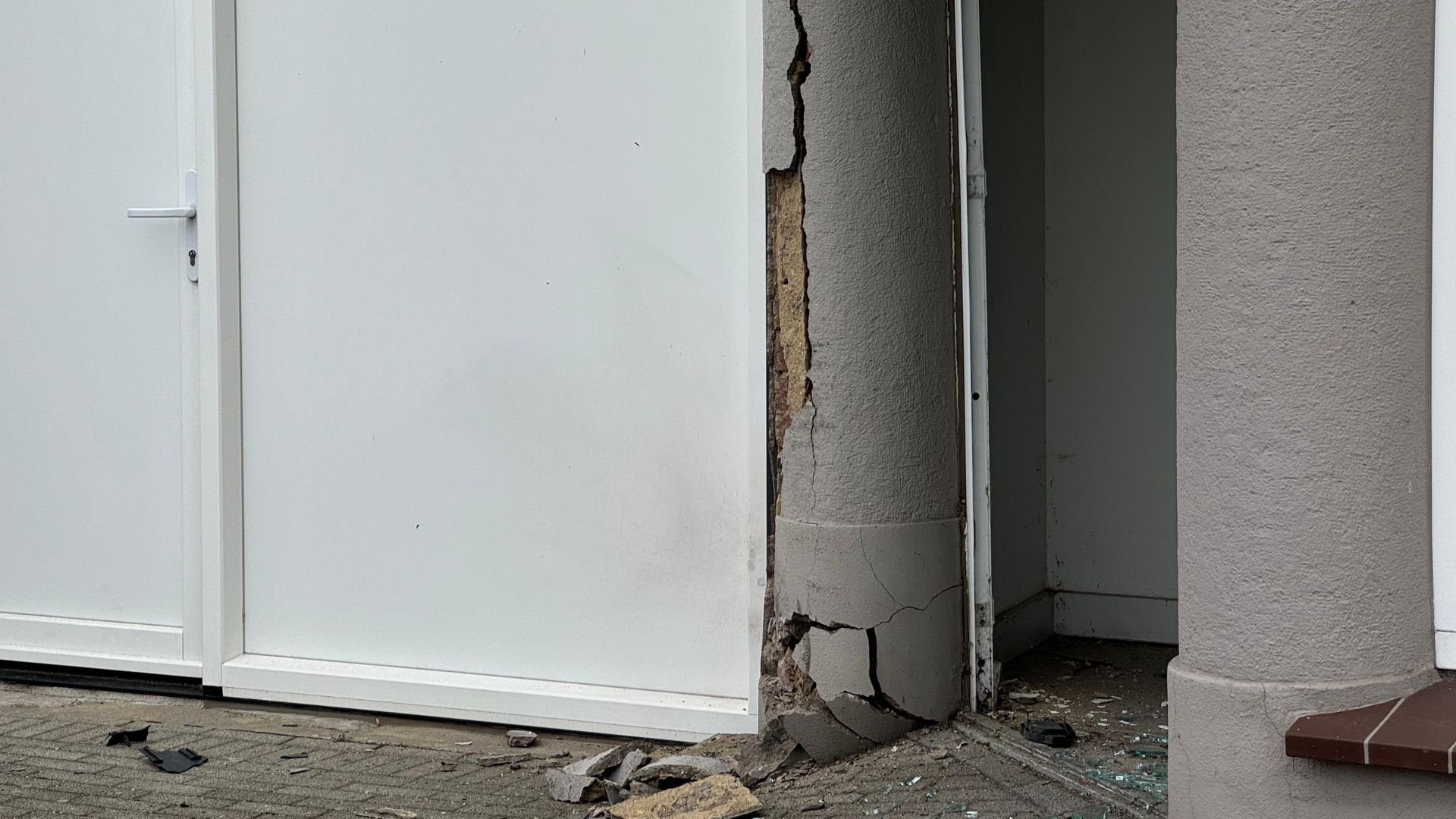 Auto rijdt tegen gevel nadat bestuurder onwel werd in Beek