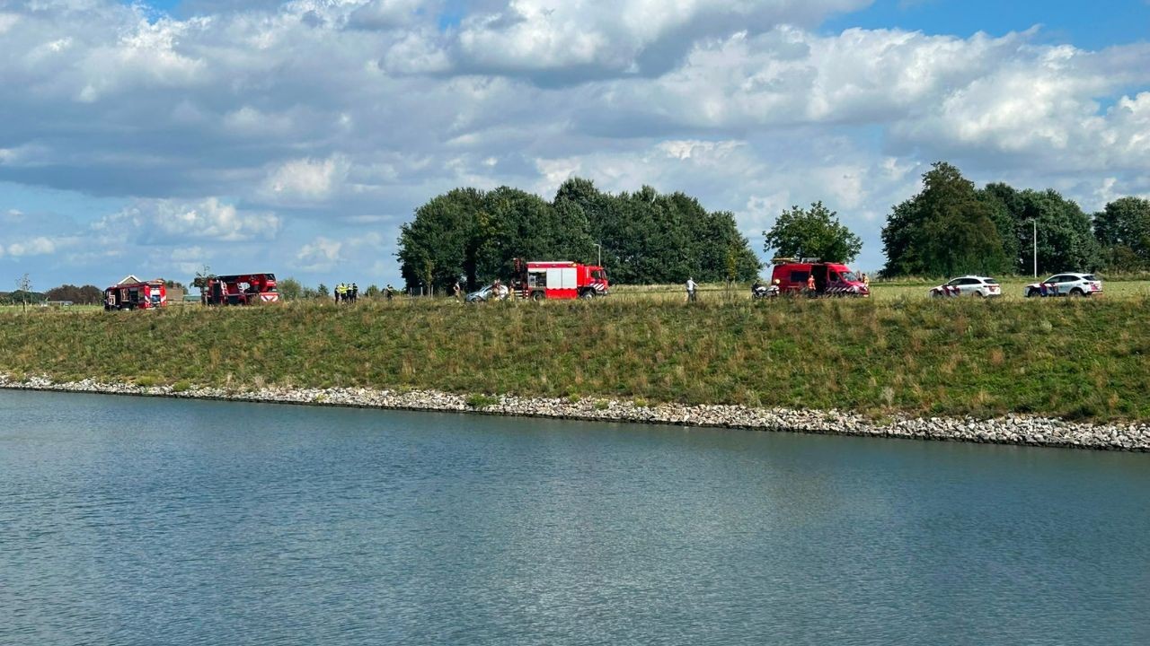 Auto rijdt half het Julianakanaal in bij Berg aan de Maas