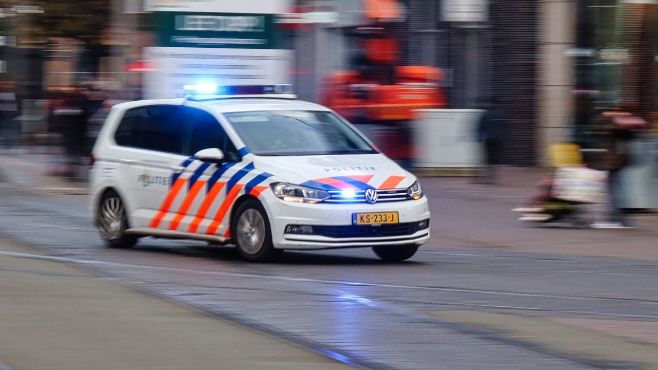 Bestuurder ramt politieauto en crasht na achtervolging op A2 bij Maastricht