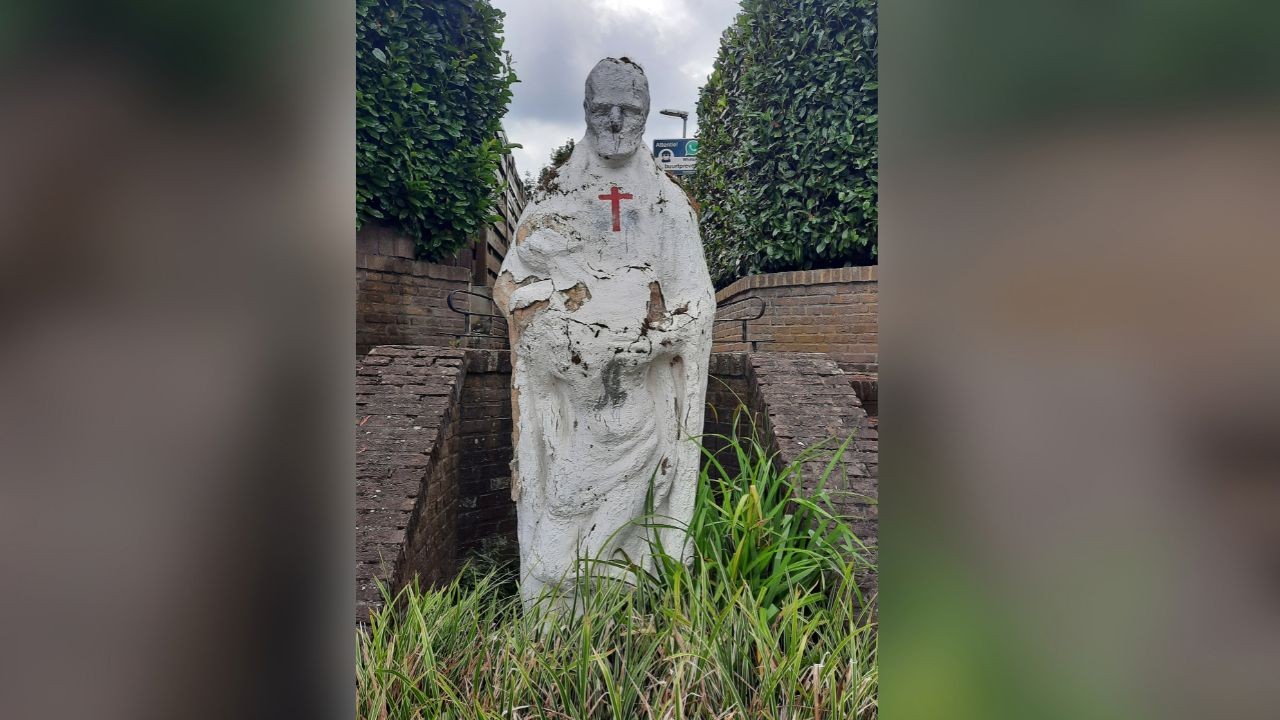 Beeld Heilige Camillus in Vaals krijgt restauratie